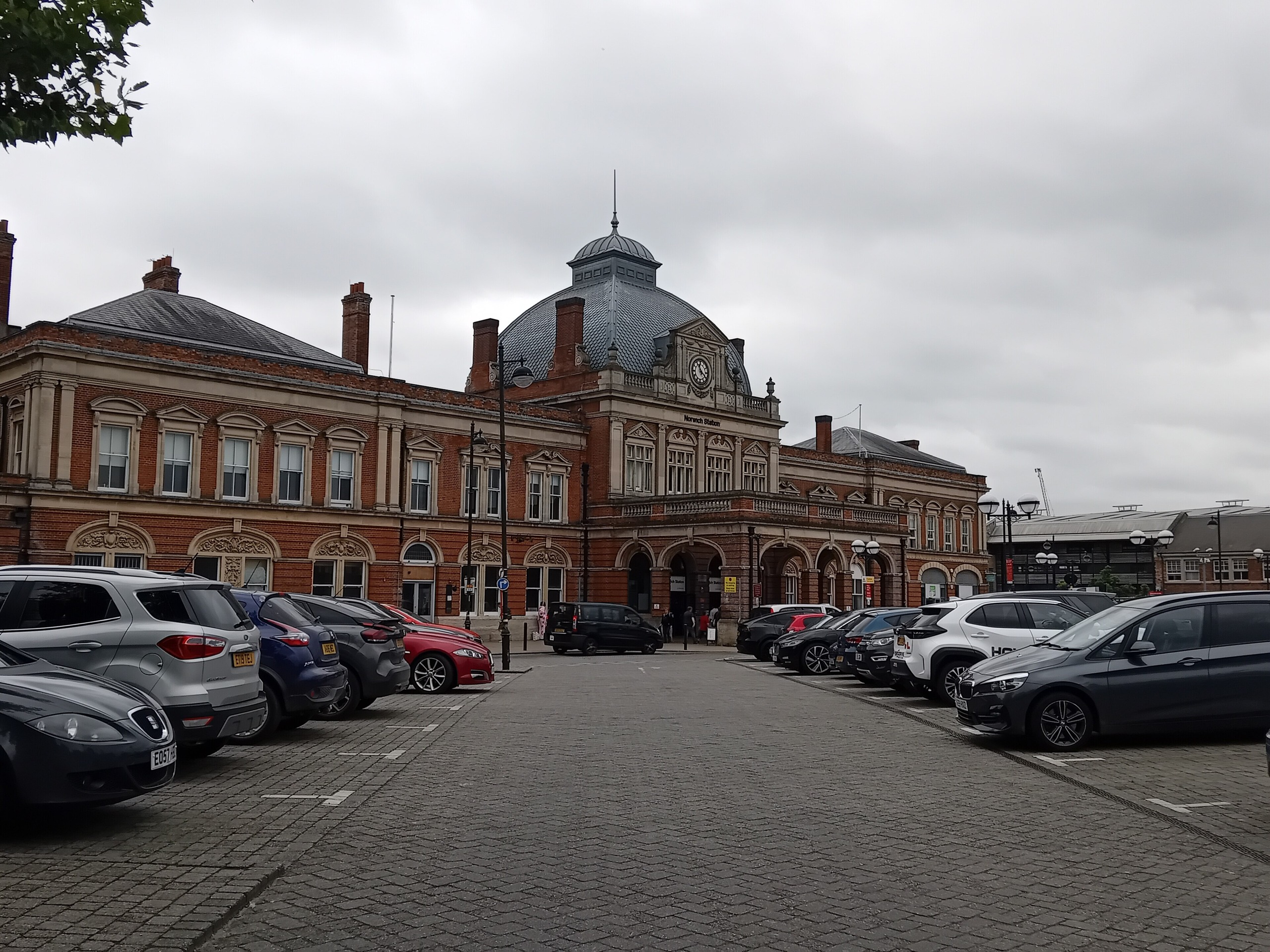 Norwich Railway Station - geograph.org.uk - 7831854.jpg