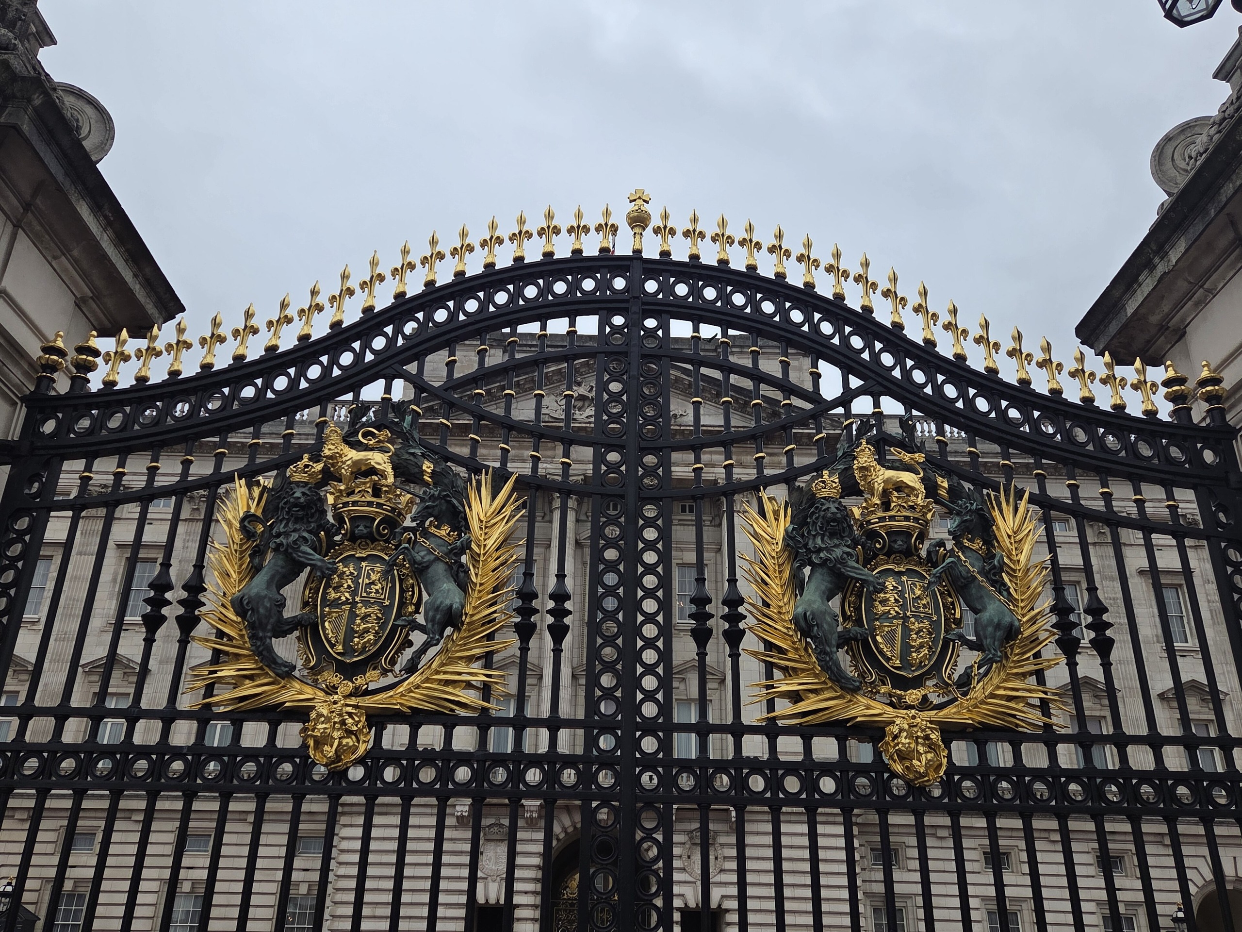 Buckingham Palace gates 2026-03-31.jpg