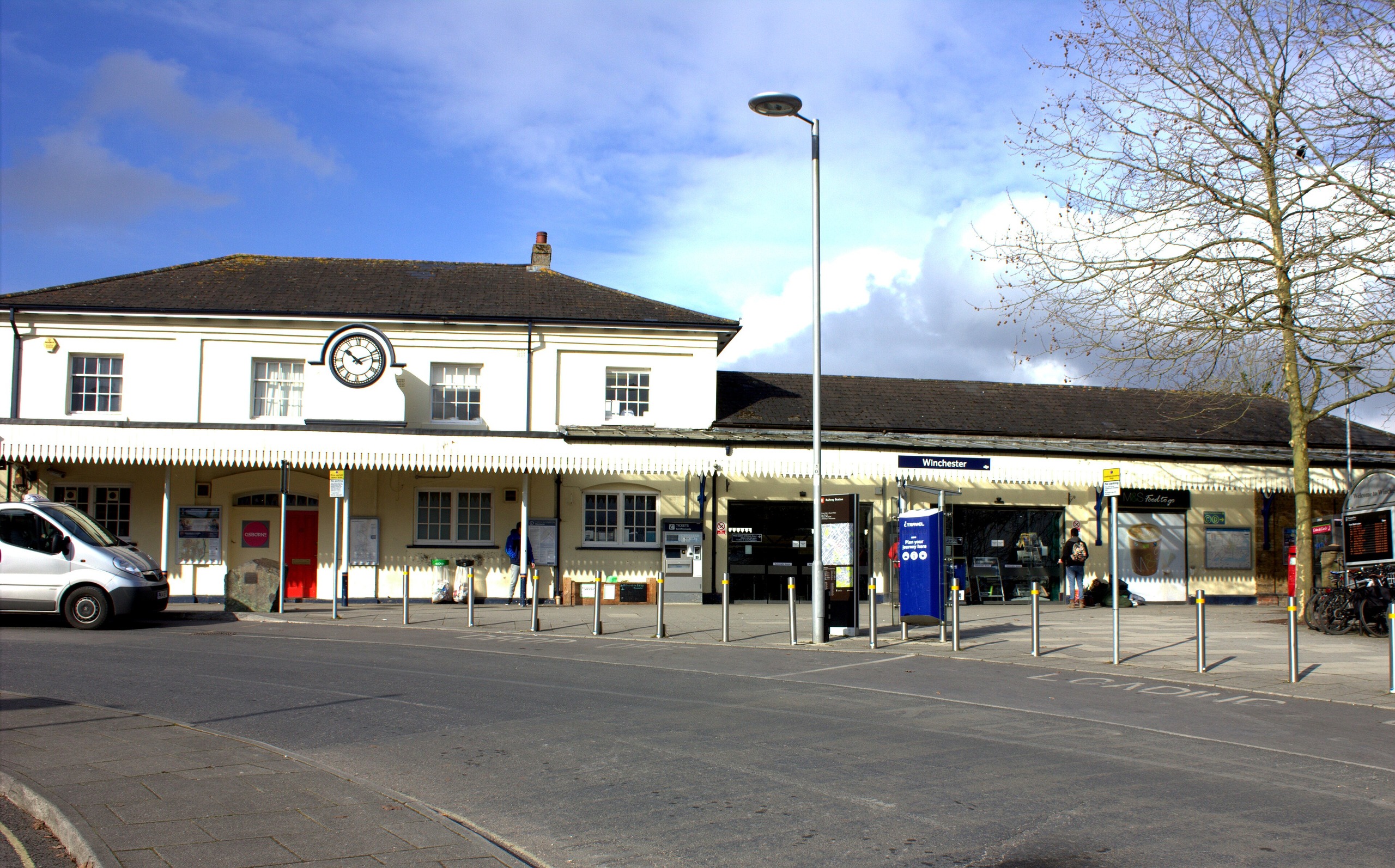 Winchester station frontage - geograph.org.uk - 5692179.jpg